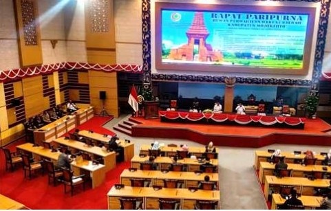 Paripurna DPRD Kabupaten, Bupati Sampaikan Pandangan atas Raperda Strategis