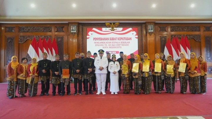 Wali Kota Mojokerto Resmi Serahkan SK kepada 7 Kepala Sekolah Terpilih